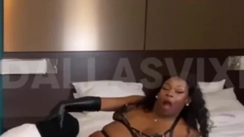 Gag On huge dark shemale 10-Pounder