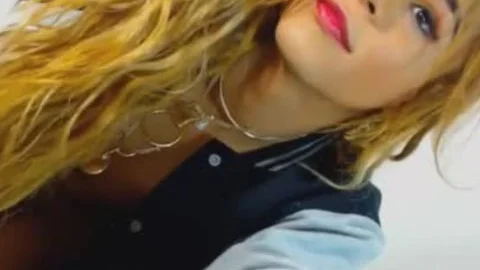 Hot Tranny Inserts A Vibrator On Her Tight Ass
