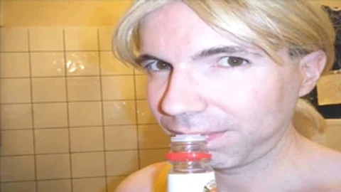Shemale DRESSED IN YELLOW