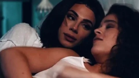 Teen Babe Lets Her TS Stepmommy Lick And Fuck Her Pussy